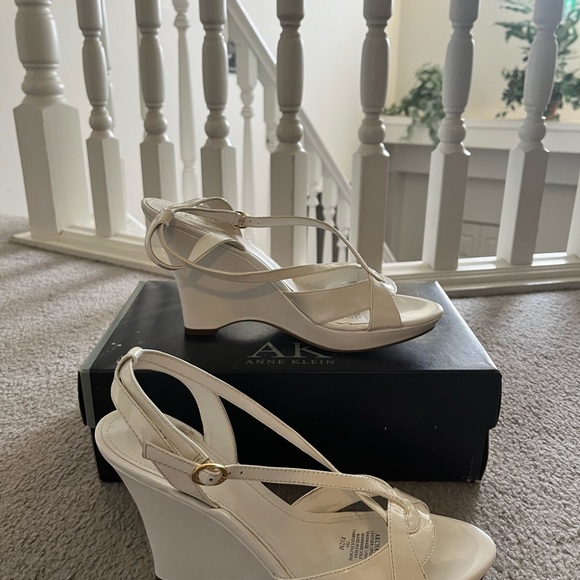 Anne Klein Wedge - Picture 3 of 4